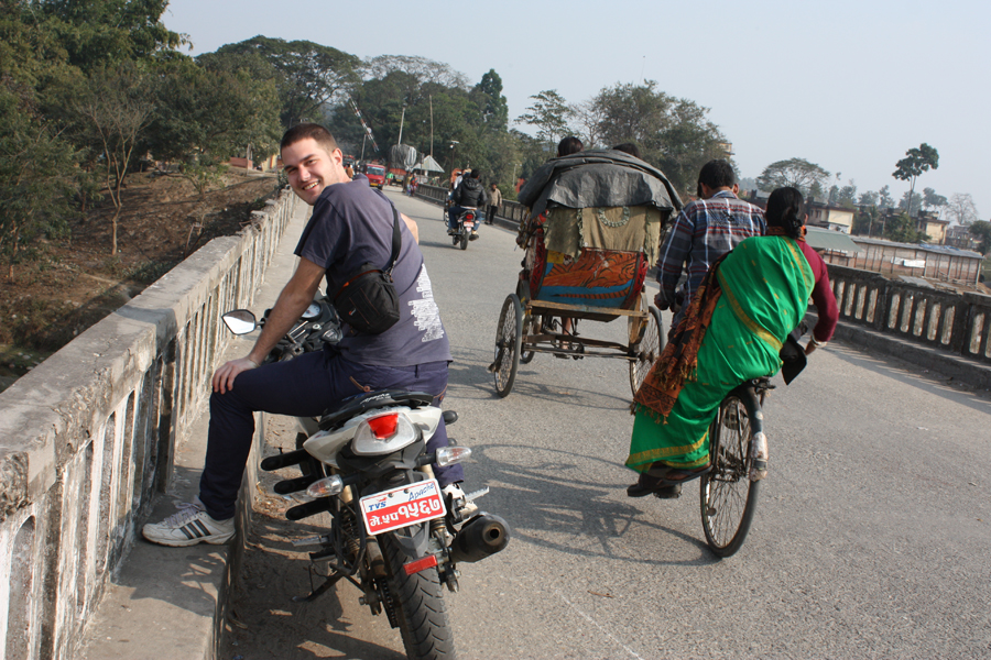 Na nepálsko-indickú hranicu sme sa dostali s Tibisubom na motorke. Do Indie som však ako Európan bez víz nemohol ísť. Nepálci môžu ísť voľne bez víz.