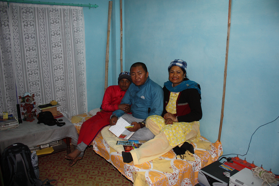 Rodina u ktorej som bol na návšteve. Tibisuba, jeho manželka Salu a ich syn Sadžan.