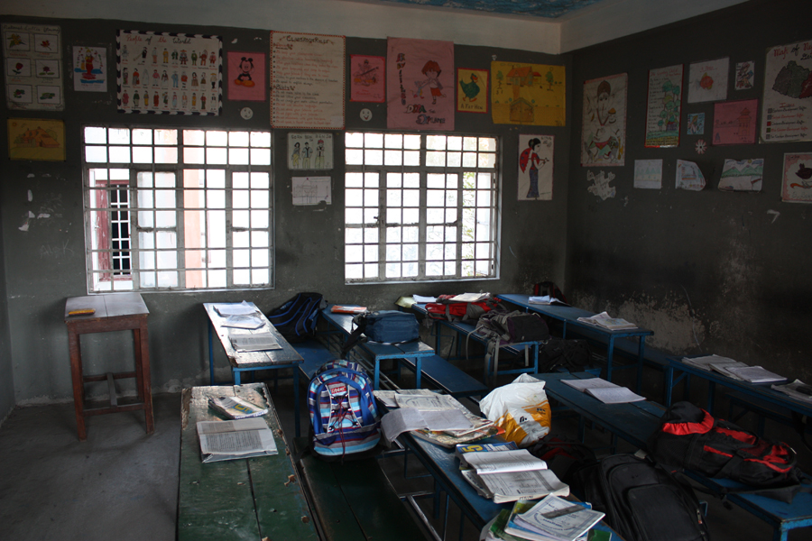 Počas slávnosti sme si prezreli aj miestnu školu. Na nepálske pomery vyzerala celkom pekne, aj keď stále ako vo väčšine nepálskych škôl, tam bolo málo svetla.  