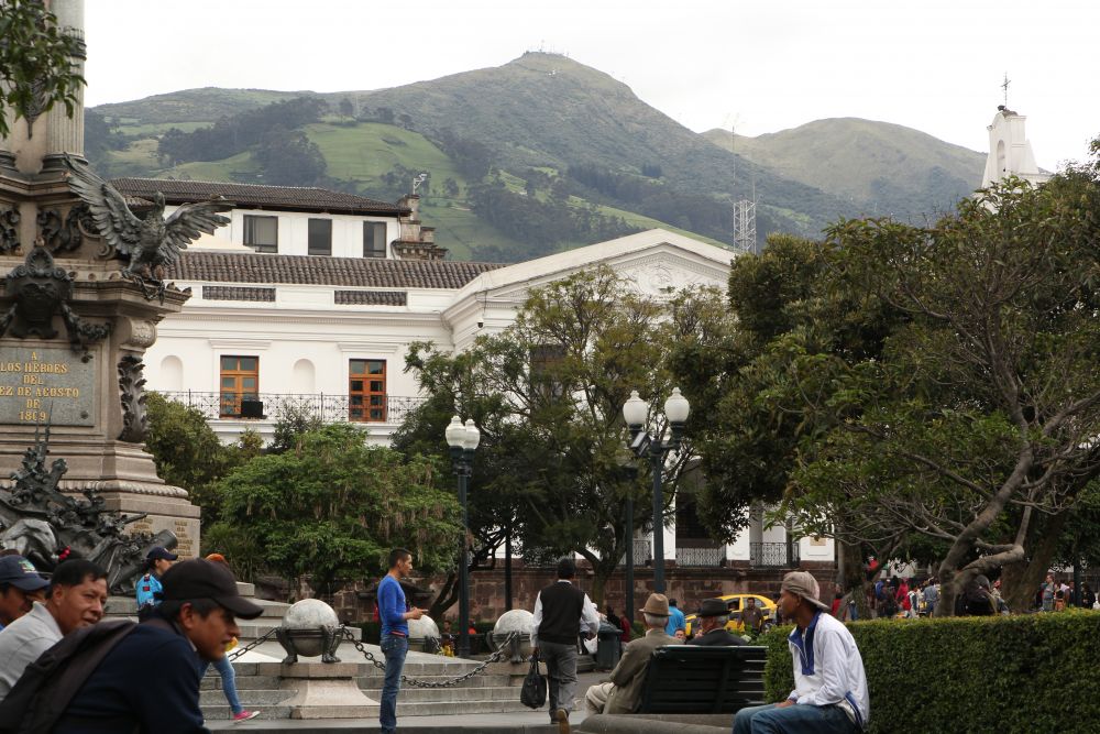 Plaza Grande, Plaza de la Independencia, Quito. V pozadí vidieť sopku Pichinchu
