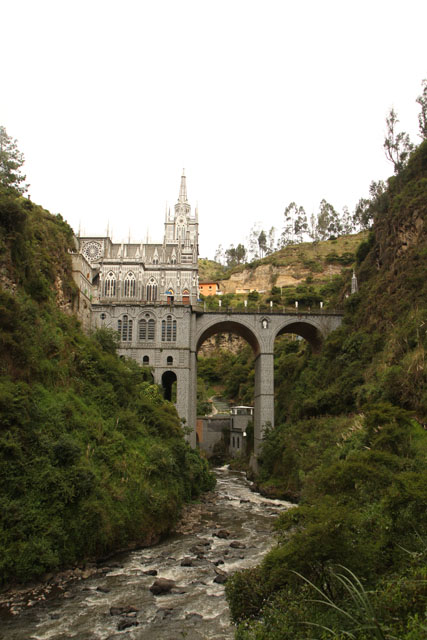 Ipiales: the church was built inside the 100-meters canyon.